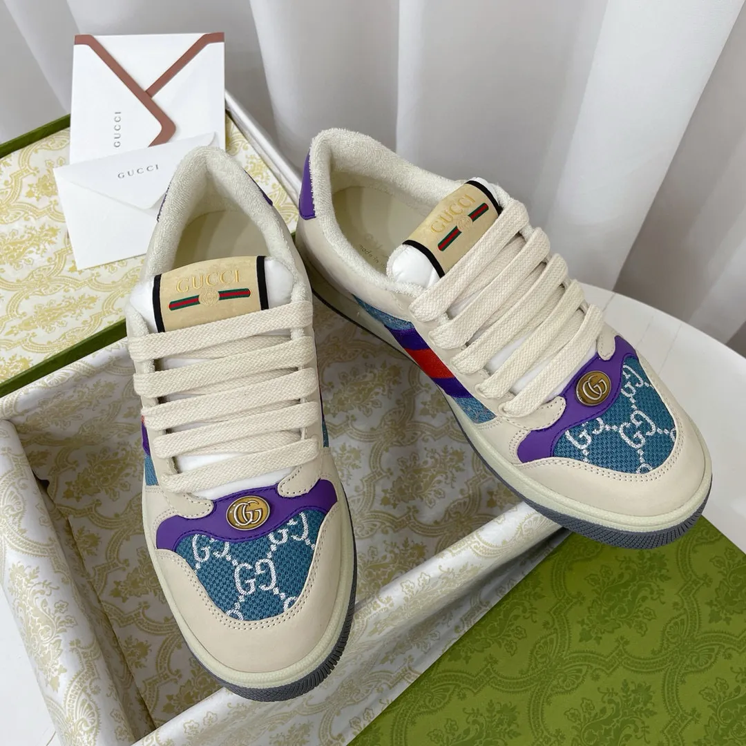 Ex-factory price: 540💰 GUCCI Gucci's newly upgraded back cover lining, top-notch old dirty shoes, classic casual sports shoes for couples, retro sneakers and old G family dirty shoes, updated at the counter simultaneously! ①The shoe upper has the same water-based edge coating process as the original version⚠️The ordinary oil edges on the market have a strong glue feel and are easy to fall off! Grade A first-layer nubuck leather (with pores)/matching computer embroidered double G cloth, high-density terry velvet lining. ② A PVC transparent small round mark sealing line is added to the details of the midsole. The mold is opened six times and the jewelry craftsmanship is used to customize the two-color double G buckle, striving to be the same as the original version. A pair of buttons is more than three times more expensive than ordinary buckles on the market. ③An old two-color washable label, the chip is placed on the outer waist of the right foot, the entire shoe is completely hollowed out with rubber technology, TUP material (rubber to distinguish the market) with the latest green packaging from the counter, 3D printed handbag, and a pair of shoelaces. There is no pressure when entering and exiting the counter. You can buy a 1:1 accurate replica of the original version and modify and upgrade it repeatedly. The details are perfectly restored, the materials are all customized, and they are truly top-notch. Please look at the details clearly to identify the quality. Upper: First-layer frosted cowhide/embroidered double G cloth. Lining: original high-density velvet lining. Foot pads: original pearlescent sheepskin. Outsole: private molded vacuum TPU material. Packaging: original top-grade full set packaging at the counter. Shoe size: women's size 35-40, men's size 39-44 (men's size 38, 45🉑️customized, non-returnable)